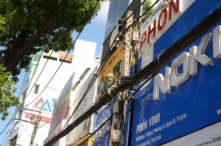 Hệ thống dây điện chạy sát bảng quảng cáo