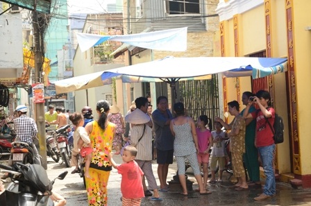 Người dân hiếu kỳ tập trung tại hẻm 166