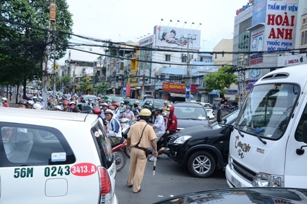 Giao thông qua khu vực bị ùn ứ kéo dài