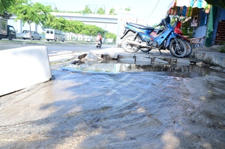 Vụ vỡ ống nước có thể ảnh hưởng đến dòng nước sinh hoạt của các hộ dân trong khu vực