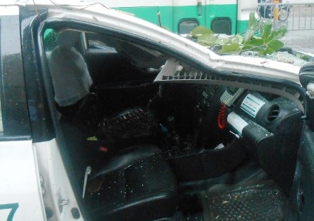 Vị trí ngồi của tài xế bẹp dúm nhưng may mắn tài xế không bị sao