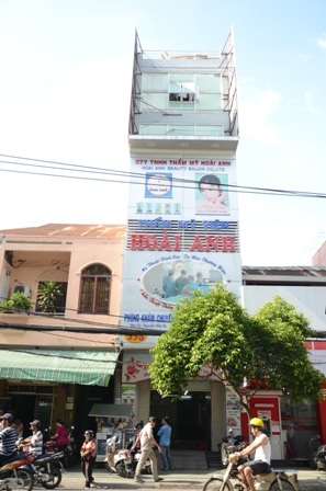 Quảng cáo án ngữ toàn bộ mặt tiền tầng 1 và tầng 2 của công ty thẩm mỹ viện Hoài Anh