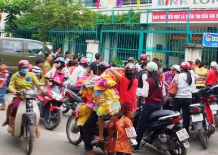 Rất đông phụ huynh không biết vẫn đưa con đến trường 