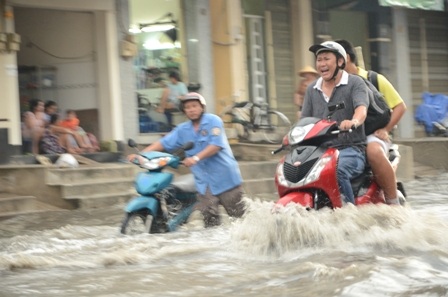 Các phương tiện chết máy phải dẫn bộ