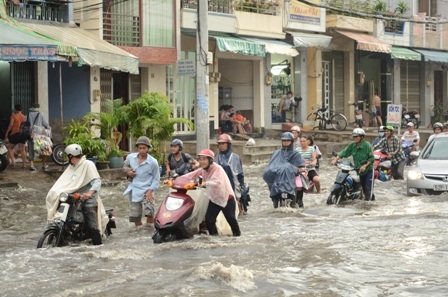 Nhiều tuyến đường ngập nặng vào chiều 9/8