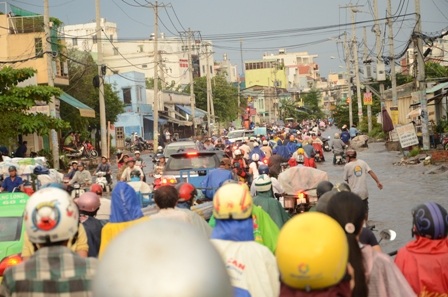 Các phương tiện quay đầu trước biển nước