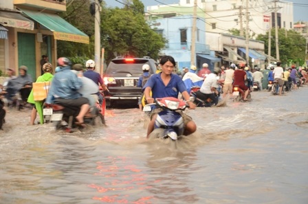 Nhiều tuyến đường ngập nặng vào chiều 9/8