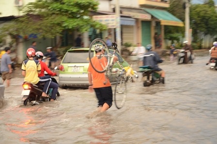 Các phương tiện quay đầu trước biển nước