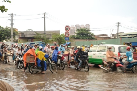 Các phương tiện quay đầu trước biển nước