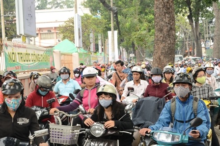 Nhiều người lao lên vỉa hè nhưng cũng không thoát khỏi cảnh kẹt xe