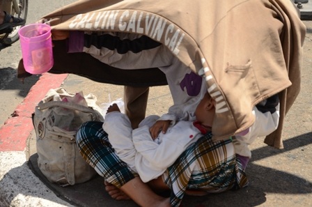 Cháu nhỏ giữa cái nắng như thiêu đốt của Sài Gòn