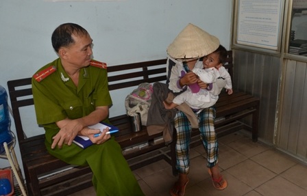 Cán bộ công an đang hỏi thông tin về chị Thúy 