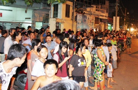 Hàng trăm người dân hiếu kì tập trung 2 bên đường Hưng Phú để nghe ngóng thông tin vụ bắt cóc