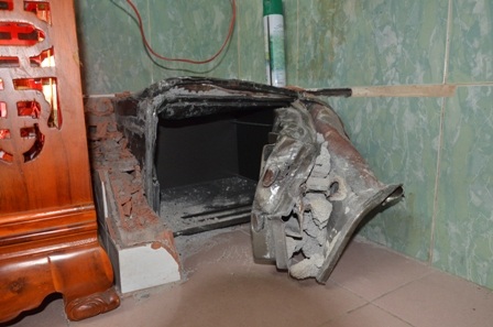 Két sắt chứa đồng hồ bị cạy tung