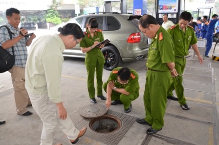 Lực lượng chức năng kiểm tra an toàn tại các cây xăng ở TPHCM