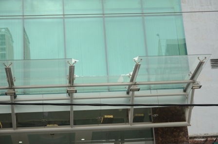 Tấm kính bị vỡ rơi trúng đầu người dân