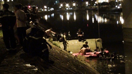 Đội cứu hộ đua thi thể nạn nhân lên bờ