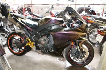 Chiếc xe mô tô khủng quậy tung đường phố vào tối 22/8 đang bị tạm giữ tại Đội CSGT Chợ Lớn