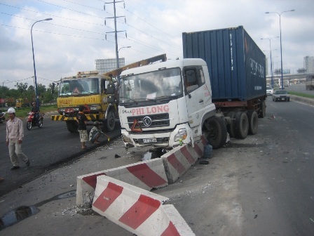 Tình trạng container gây tai nạn vào rạng sáng đang báo động