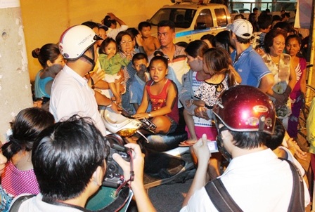 Một em nhỏ vẫn chưa hết hoảng sợ kể lại sự việc bạn bị bắt cóc