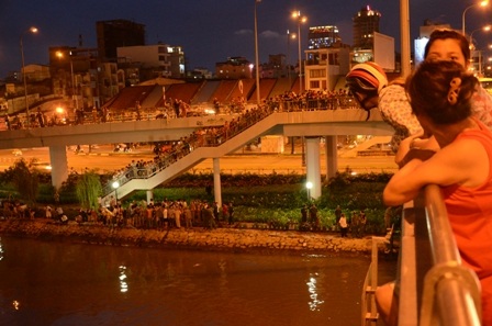 Rất đông người dân tập trung theo dõi vụ việc