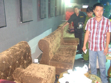 Cơ quan chức năng kiểm tra bên trong vũ trường