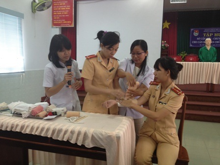 CSGT học cấp cứu cho người bị tai nạn - 1 Các bác sĩ hướng dẫn cho chiến sĩ CSGT cách sơ cấp cứu cho người bị thương