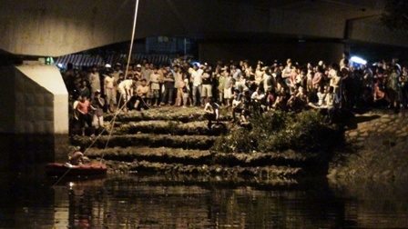 Hàng trăm người dân tập trung theo dõi vụ việc