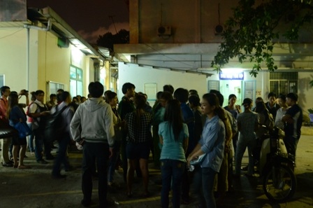 Rất đông người nhà nạn nhân Nguyễn Thiện Tâm có mặt tại nhà xác Bệnh viện Trưng Vương