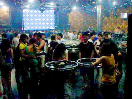 Đột kích quán bar, tạm giữ khoảng 100 khách chơi - 2 Nhiều khách chơi nhốn nháo khi đoàn kiểm tra ập vào