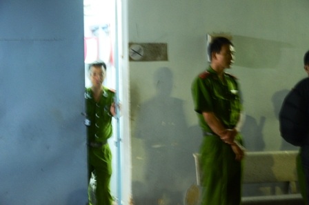 Lực lượng chức năng cũng có mặt tại nhà xác Bệnh viện Trưng Vương để điều tra nguyên nhân