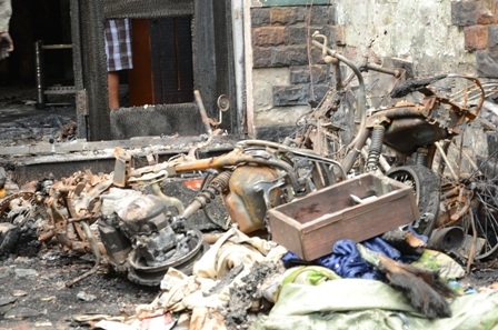 3 chiếc xe gắn máy bị thiêu rụi và nhận định ban đầu đây có thể là nguyên nhân gây ra vụ cháy