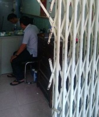 Trộm "khoắng" hơn 30 đồng hồ hiệu trị giá gần 1 tỉ đồng - 2 Cửa kéo bị têm trộm cắt đứt