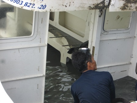 Múc bùn và nước ra khỏi tàu