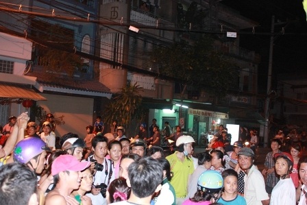 Hàng trăm người dân hiếu kì tập trung 2 bên đường Hưng Phú để nghe ngóng thông tin vụ bắt cóc