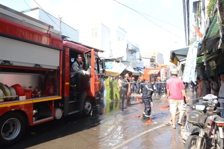 Lực lượng chữa cháy tiếp cận hiện trường