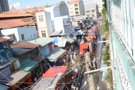 Vụ cháy xảy ra ngay sát chợ Bình Tây