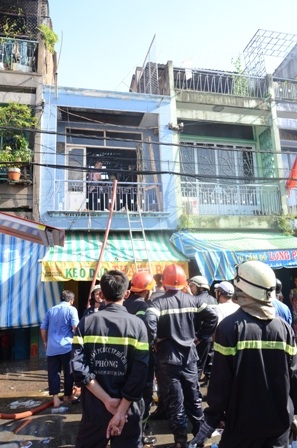 Lực lượng chữa cháy tiếp cận hiện trường