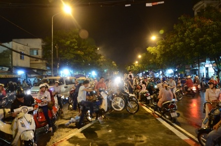 Hàng ngàn người dân ngồi chờ nước rút khiến giao thông kẹt cứng