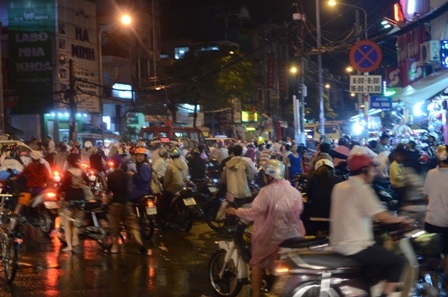 Hàng ngàn người dân ngồi chờ nước rút khiến giao thông kẹt cứng