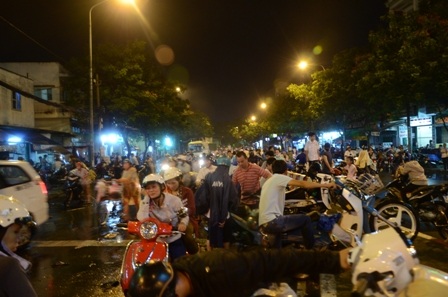 Hàng ngàn người dân ngồi chờ nước rút khiến giao thông kẹt cứng