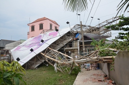 Tấm bảng quảng cáo nặng hơn 2 tấn đè lên dãy nhà trọ