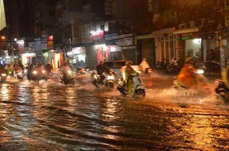 Mưa cực lớn trong chiều tối 10/9