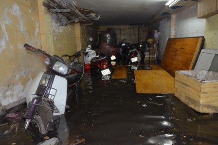 Nước tràn vào nhà ngập lên đến đầu gối