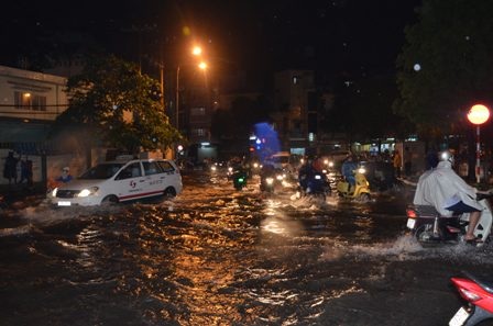 Nhiều tuyến đường ngập nặng trong chiều tối 10/9