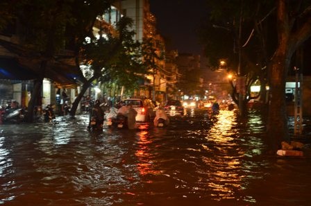 Đường Đồng Đen chẳng khác nào một khúc sông