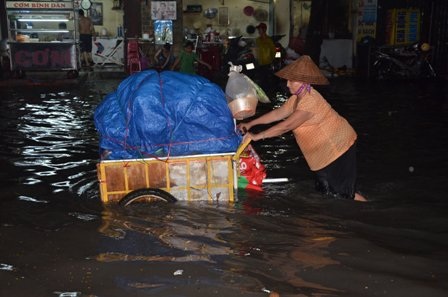 Tranh thủ chùi rửa đồ đạt