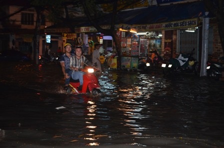 Các dịch vụ kéo ô tô, chở xe gắn máy ra khỏi vùng ngập cáo giá từ 50 -  200 ngàn đồng