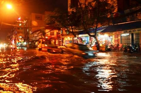 Các dịch vụ kéo ô tô, chở xe gắn máy ra khỏi vùng ngập cáo giá từ 50 -  200 ngàn đồng