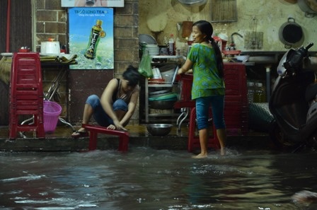 Tranh thủ chùi rửa đồ đạt